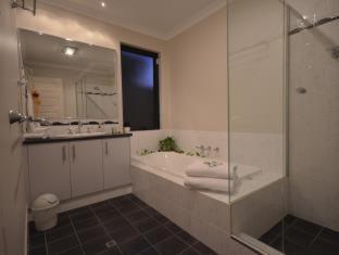 Chambre Lit Queen-Size avec Salle de Bains Commune